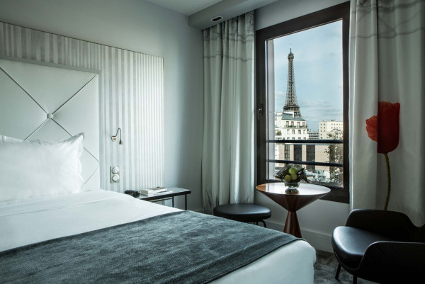 酒店客房採現代風格設計。（圖片來源：Le Parisis Hôtel）