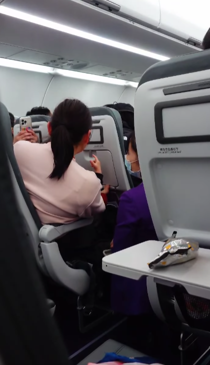 飛機椅背挨後惹爭議 乘客發文求同情反被鬧? 