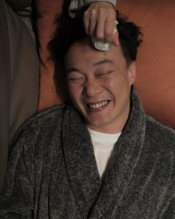 陳奕迅西安「練完」鐵頭功再曬金剛腿 網友起哄：被唱歌耽誤嘅武林高手！ 