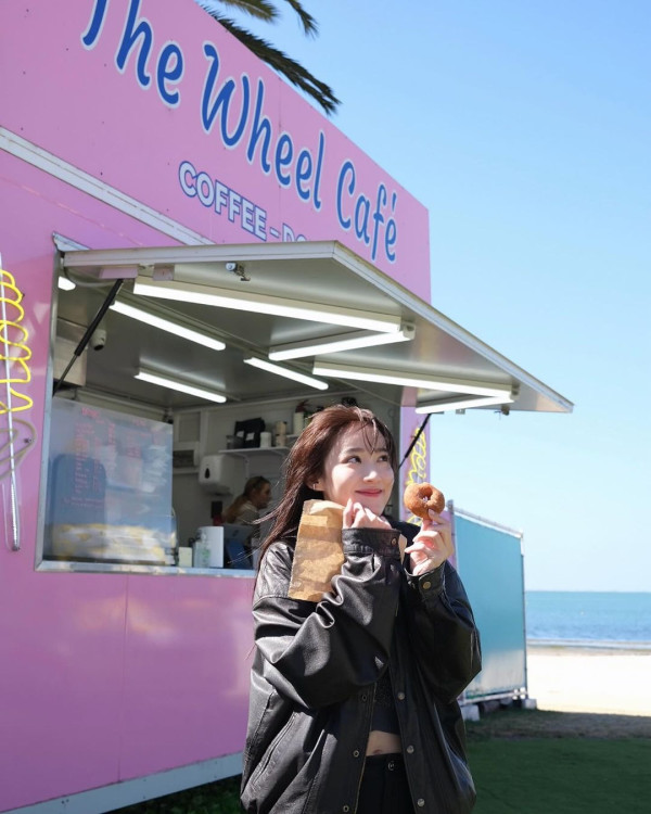 34歲劇集女神澳洲旅行曬白滑玉背 百年網紅圖書館打卡 網友讚有氣質