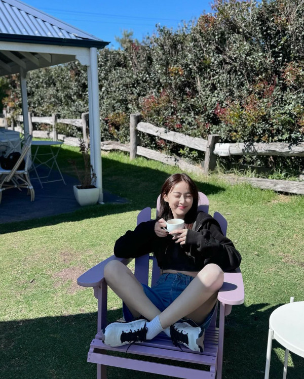 34歲劇集女神澳洲旅行曬白滑玉背 百年網紅圖書館打卡 網友讚有氣質