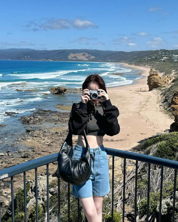 34歲劇集女神澳洲旅行曬白滑玉背 百年網紅圖書館打卡 網友讚有氣質