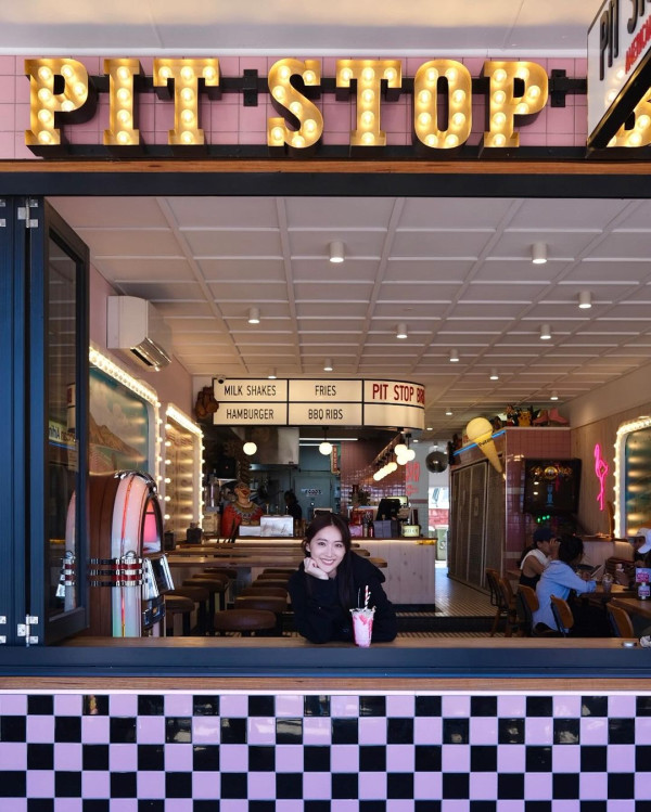 34歲劇集女神澳洲旅行曬白滑玉背 百年網紅圖書館打卡 網友讚有氣質