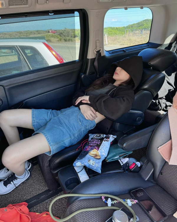 34歲劇集女神澳洲旅行曬白滑玉背 百年網紅圖書館打卡 網友讚有氣質