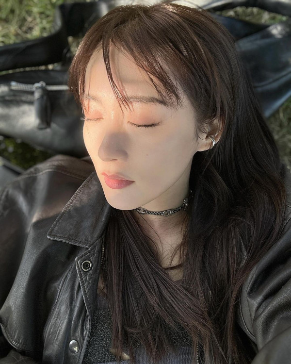 34歲劇集女神澳洲旅行曬白滑玉背 百年網紅圖書館打卡 網友讚有氣質