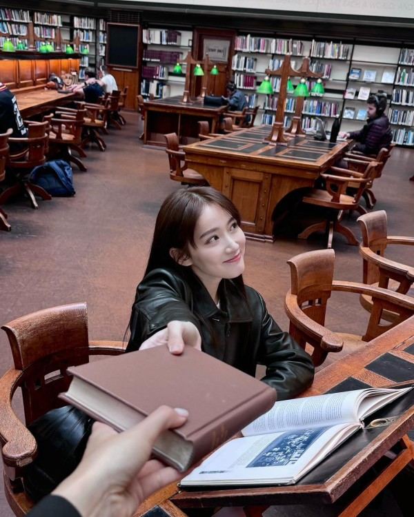 34歲劇集女神澳洲旅行曬白滑玉背 百年網紅圖書館打卡 網友讚有氣質