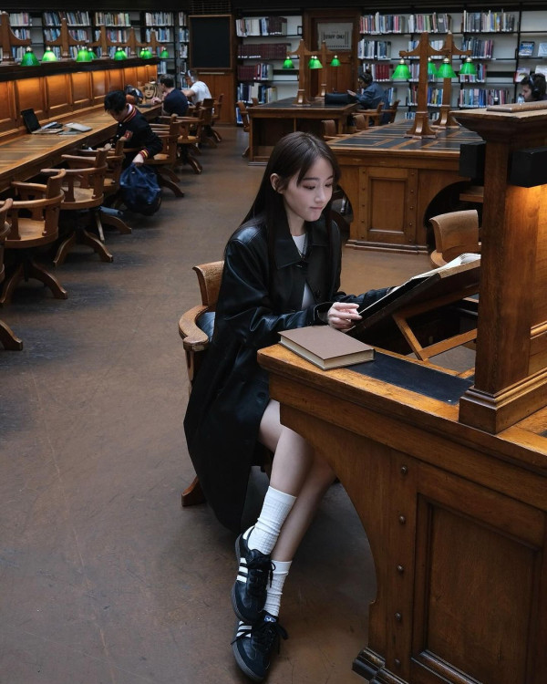 34歲劇集女神澳洲旅行曬白滑玉背 百年網紅圖書館打卡 網友讚有氣質