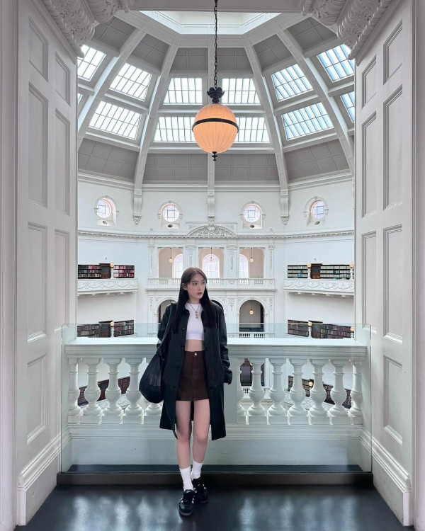 34歲劇集女神澳洲旅行曬白滑玉背 百年網紅圖書館打卡 網友讚有氣質