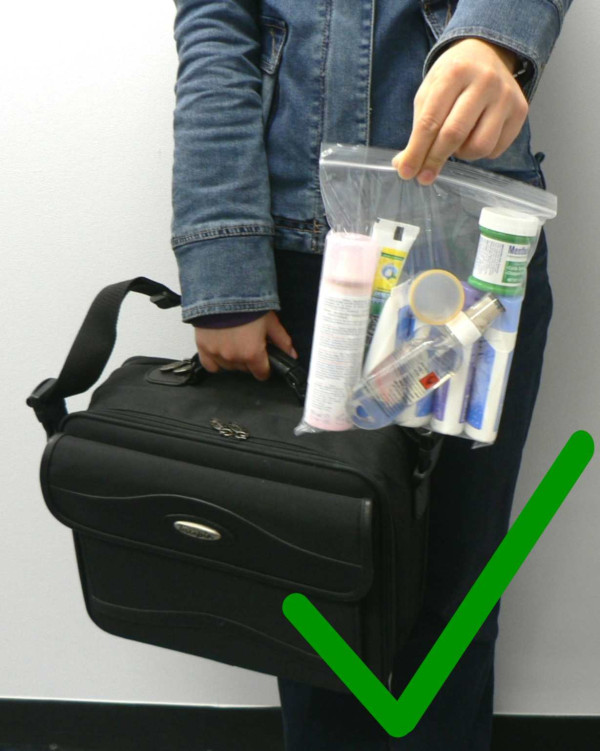 通過安檢站時，請將裝有容器的塑膠袋與隨身行李分開擺放，以便進行檢查。每位旅客只允許攜帶一個裝有容器的塑膠袋。