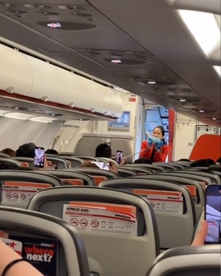 飛機延誤機智空姐一招娛樂乘客！僵硬氣氛秒變歡樂！ 