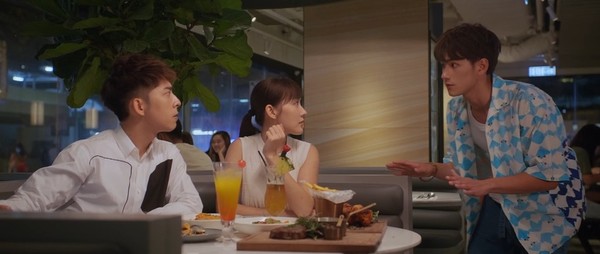 34歲劇集女神澳洲旅行曬白滑玉背 百年網紅圖書館打卡 網友讚有氣質