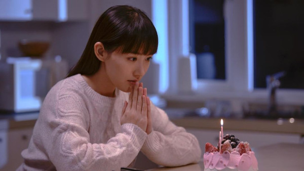 34歲劇集女神澳洲旅行曬白滑玉背 百年網紅圖書館打卡 網友讚有氣質