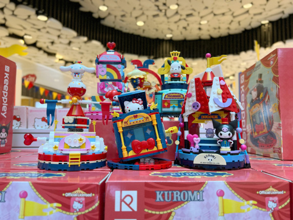 V city巨大積木嘉年華開幕！2.5米高巨大Sanrio馬戲團舞台+日本動漫角色燈箱