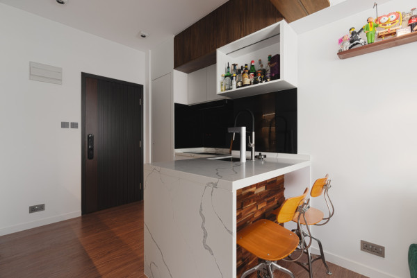 吧台和天花的橫樑區分廚房和客廳的空間。（受訪者提供）