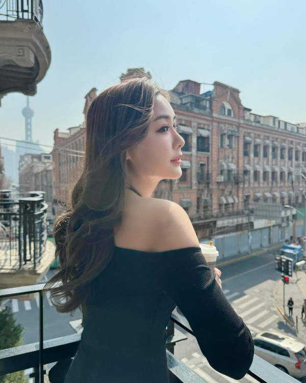 34歲劇集女神澳洲旅行曬白滑玉背 百年網紅圖書館打卡 網友讚有氣質