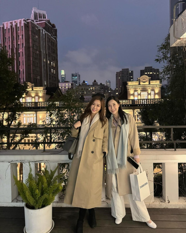 34歲劇集女神澳洲旅行曬白滑玉背 百年網紅圖書館打卡 網友讚有氣質