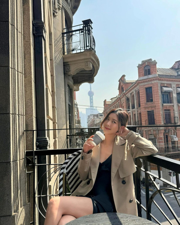 34歲劇集女神澳洲旅行曬白滑玉背 百年網紅圖書館打卡 網友讚有氣質