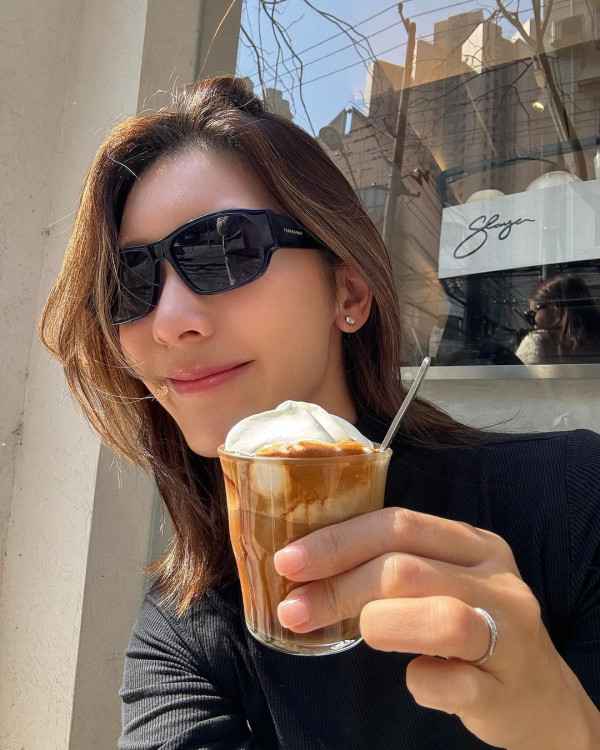 34歲劇集女神澳洲旅行曬白滑玉背 百年網紅圖書館打卡 網友讚有氣質