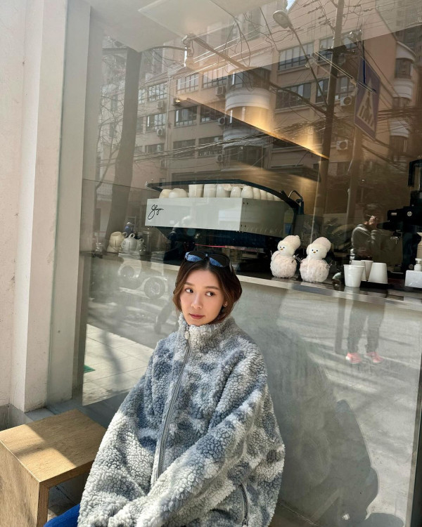 34歲劇集女神澳洲旅行曬白滑玉背 百年網紅圖書館打卡 網友讚有氣質