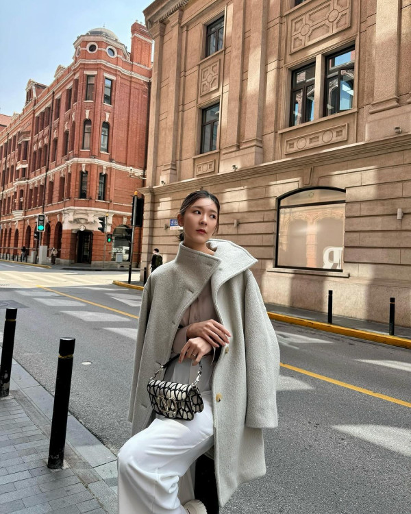 34歲劇集女神澳洲旅行曬白滑玉背 百年網紅圖書館打卡 網友讚有氣質