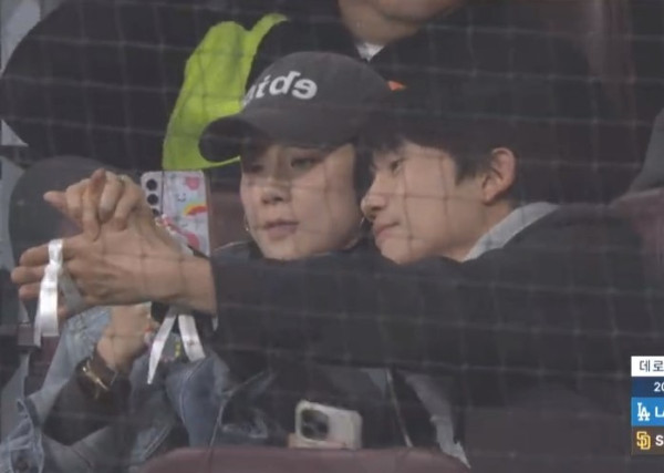 池晟李寶英甜蜜自拍 與車銀優「單身狗」成強烈對比