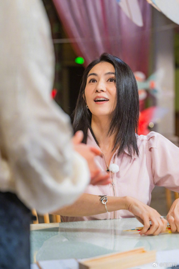 51歲楊采妮淡出幕前多年激罕現身回港 婚後誕孖仔極佳狀態展現不老神話