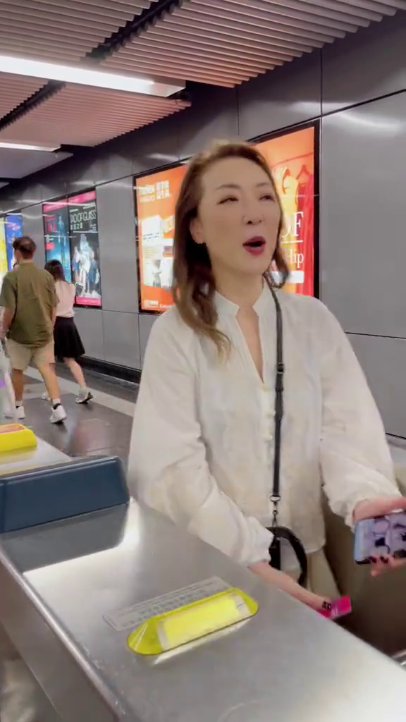 前TVB女星返港唔識搭港鐵 面露尷尬 網民質疑扮遊客