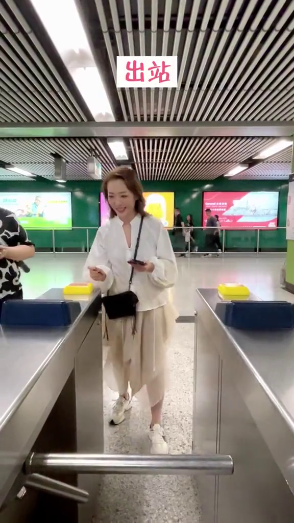 前TVB女星返港唔識搭港鐵 面露尷尬 網民質疑扮遊客