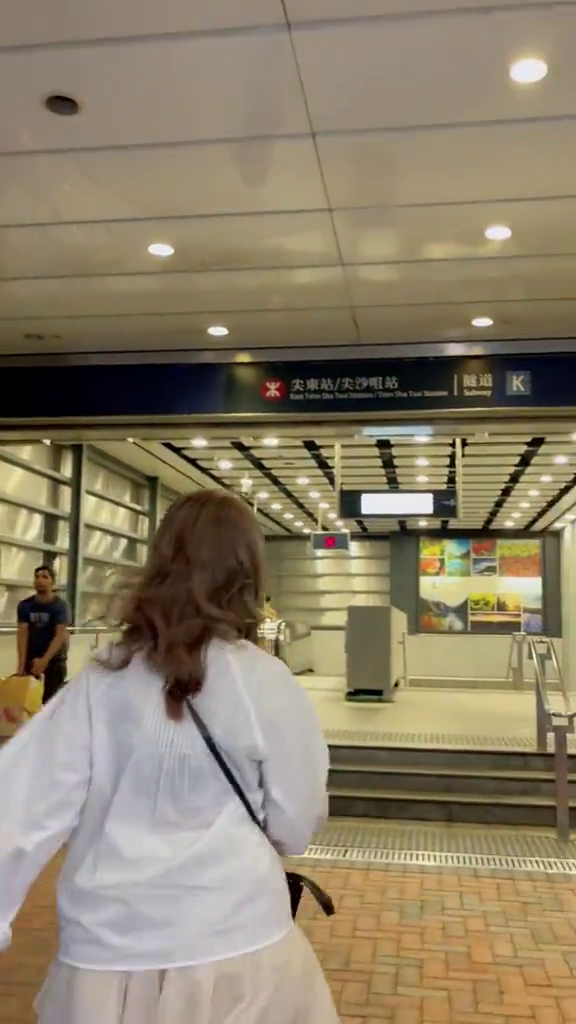 前TVB女星返港唔識搭港鐵 面露尷尬 網民質疑扮遊客