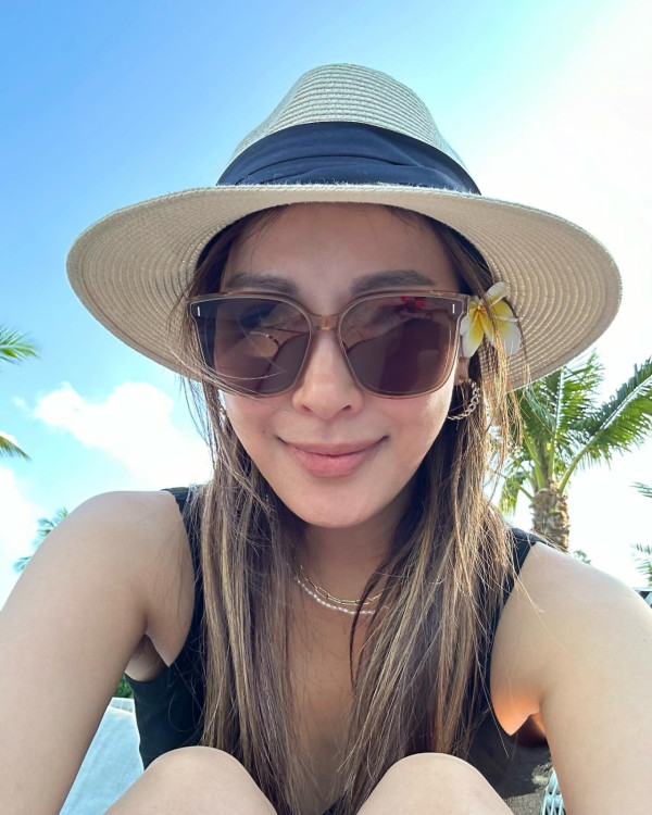 42歲前港姐冠軍遊杜拜 12歲女獲讚遺傳母親高䠷身材 