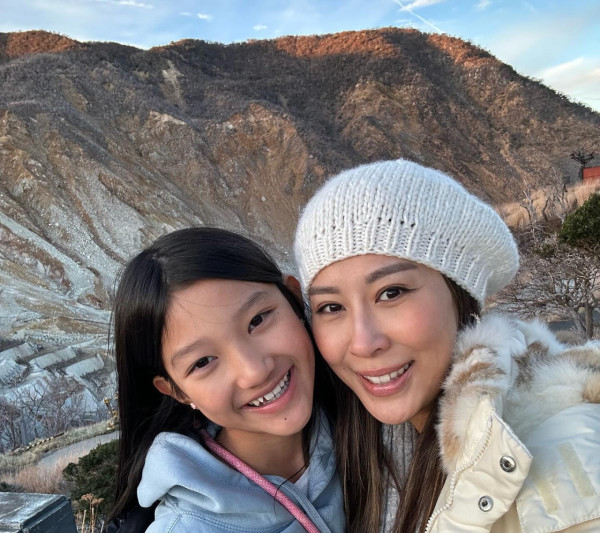 颱風樺加沙｜曹敏莉半山複式豪宅不停滲水 維港景一片矇朧！出動水盆接水情況誇張