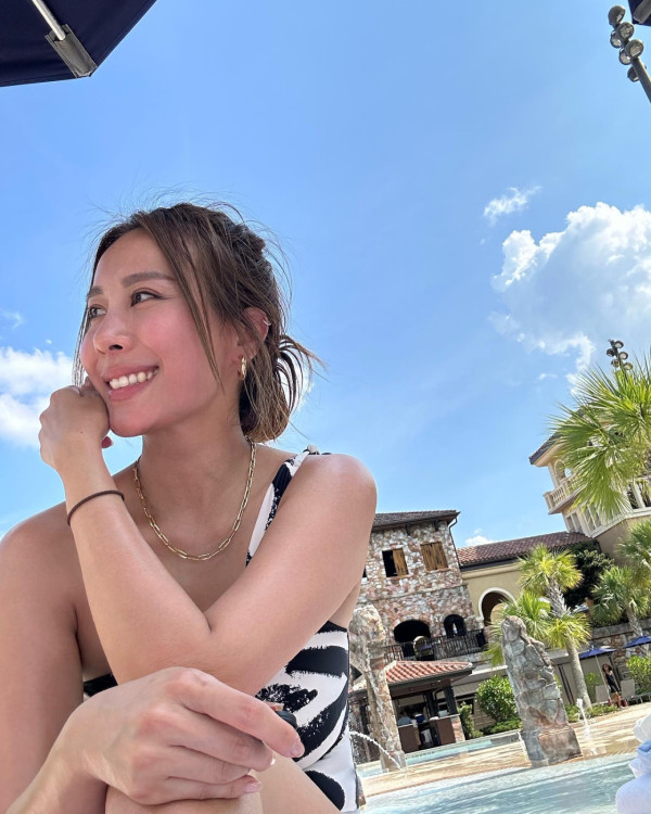 42歲前港姐冠軍遊杜拜 12歲女獲讚遺傳母親高䠷身材 