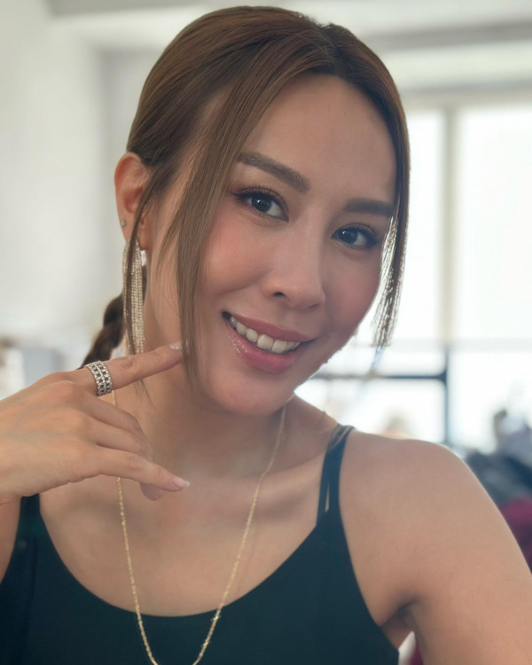 颱風樺加沙｜曹敏莉半山複式豪宅不停滲水 維港景一片矇朧！出動水盆接水情況誇張