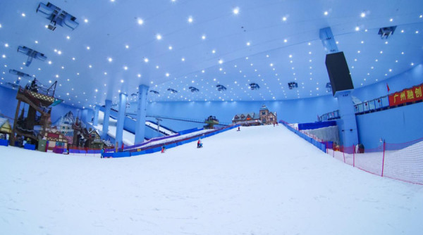 單板練習道(企鵝道)(圖片來源:廣州熱雪奇蹟) 單板練習道(企鵝道)(圖片來源:廣州熱雪奇蹟)