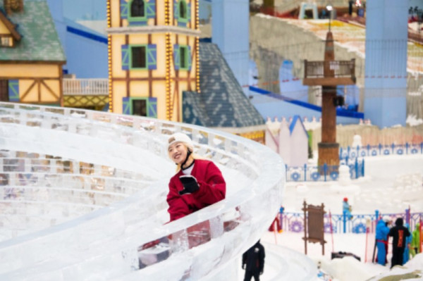 冰滑梯（圖片來源：廣州熱雪奇蹟）