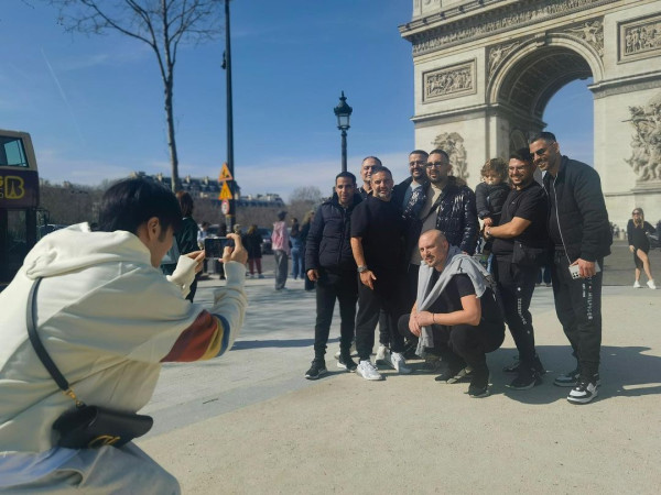 音樂才子李榮浩巴黎旅遊被誤當路人 深蹲為外國遊客打卡拍照 