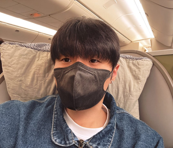 音樂才子李榮浩巴黎旅遊被誤當路人 深蹲為外國遊客打卡拍照 