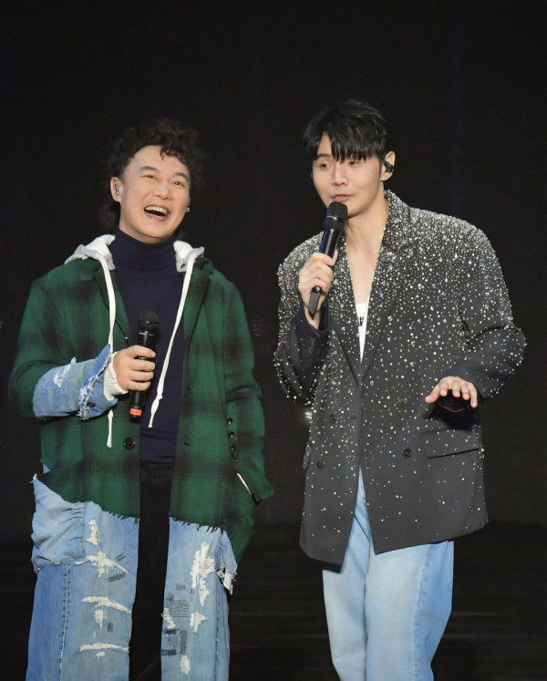 音樂才子李榮浩巴黎旅遊被誤當路人 深蹲為外國遊客打卡拍照 