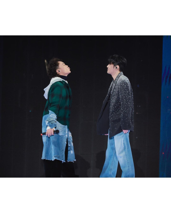 音樂才子李榮浩巴黎旅遊被誤當路人 深蹲為外國遊客打卡拍照 