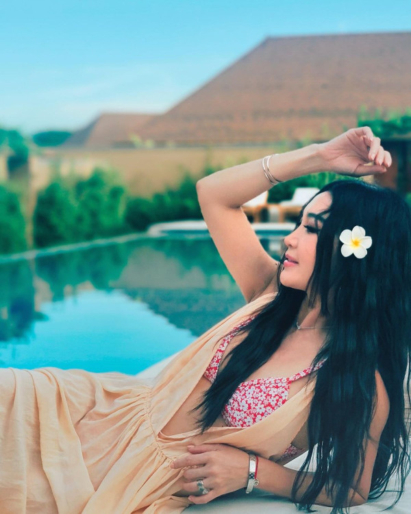 57歲美魔女峇里島旅行曬火辣泳裝  網友焦點竟然唔係身材而係呢樣？ 