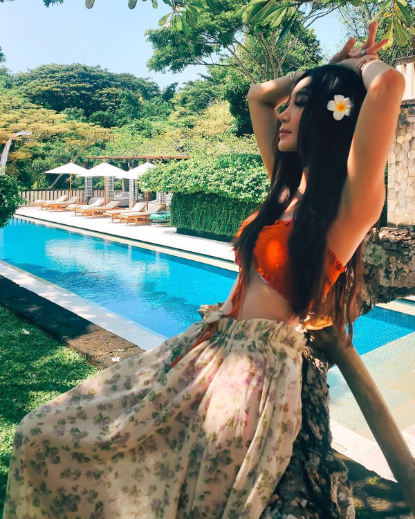 57歲美魔女峇里島旅行曬火辣泳裝  網友焦點竟然唔係身材而係呢樣？ 