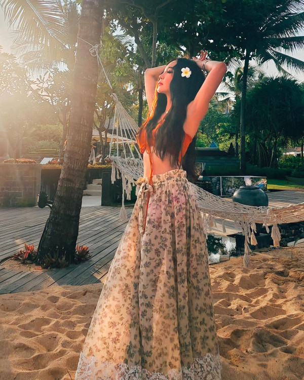 57歲美魔女峇里島旅行曬火辣泳裝  網友焦點竟然唔係身材而係呢樣？ 