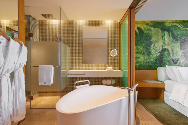 酒店設計簡約，房間有大浴缸可以浸浴。（圖片來源：深圳益田威斯汀酒店）