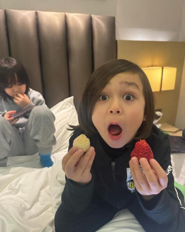 William、Bentley兄弟進駐小紅書!7歲大留長髮轉變極大!