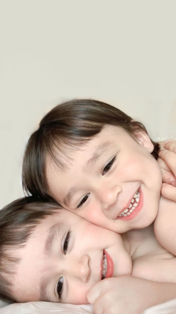 William、Bentley兄弟進駐小紅書!7歲大留長髮轉變極大!