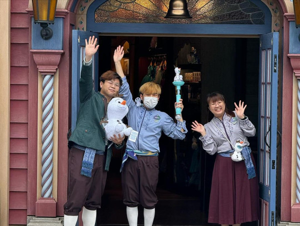 《魔雪奇緣》小白配音員Josh Gad低調來港 遊迪士尼樂園到訪Frozen園區！