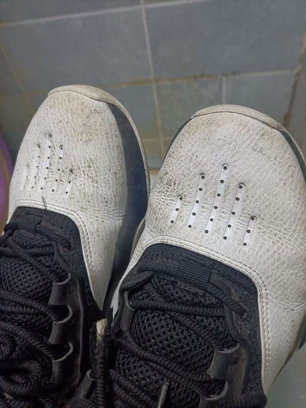 使用前波鞋表面沾滿灰黑的污漬。（Facebook圖片）