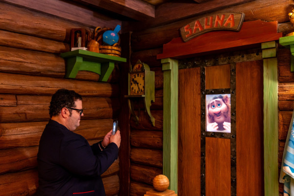 《魔雪奇緣》小白配音員Josh Gad低調來港 遊迪士尼樂園到訪Frozen園區！