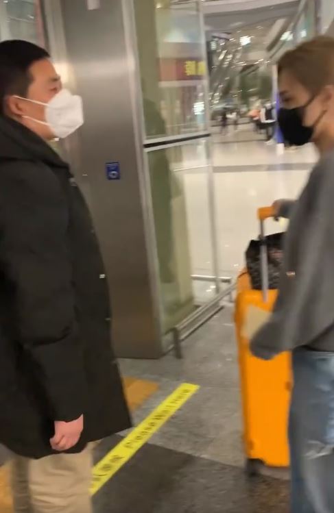 阿嬌北京機場遭陌生人尾隨 被伸手觸碰嚇到花容失色：我不認識你！ 