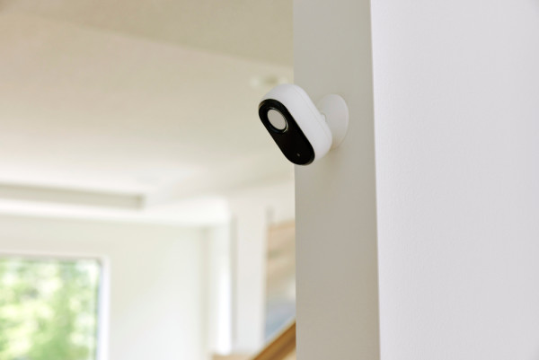 AI智能監控！Arlo Essential室內攝影機第二代 寵物主人家居好拍檔